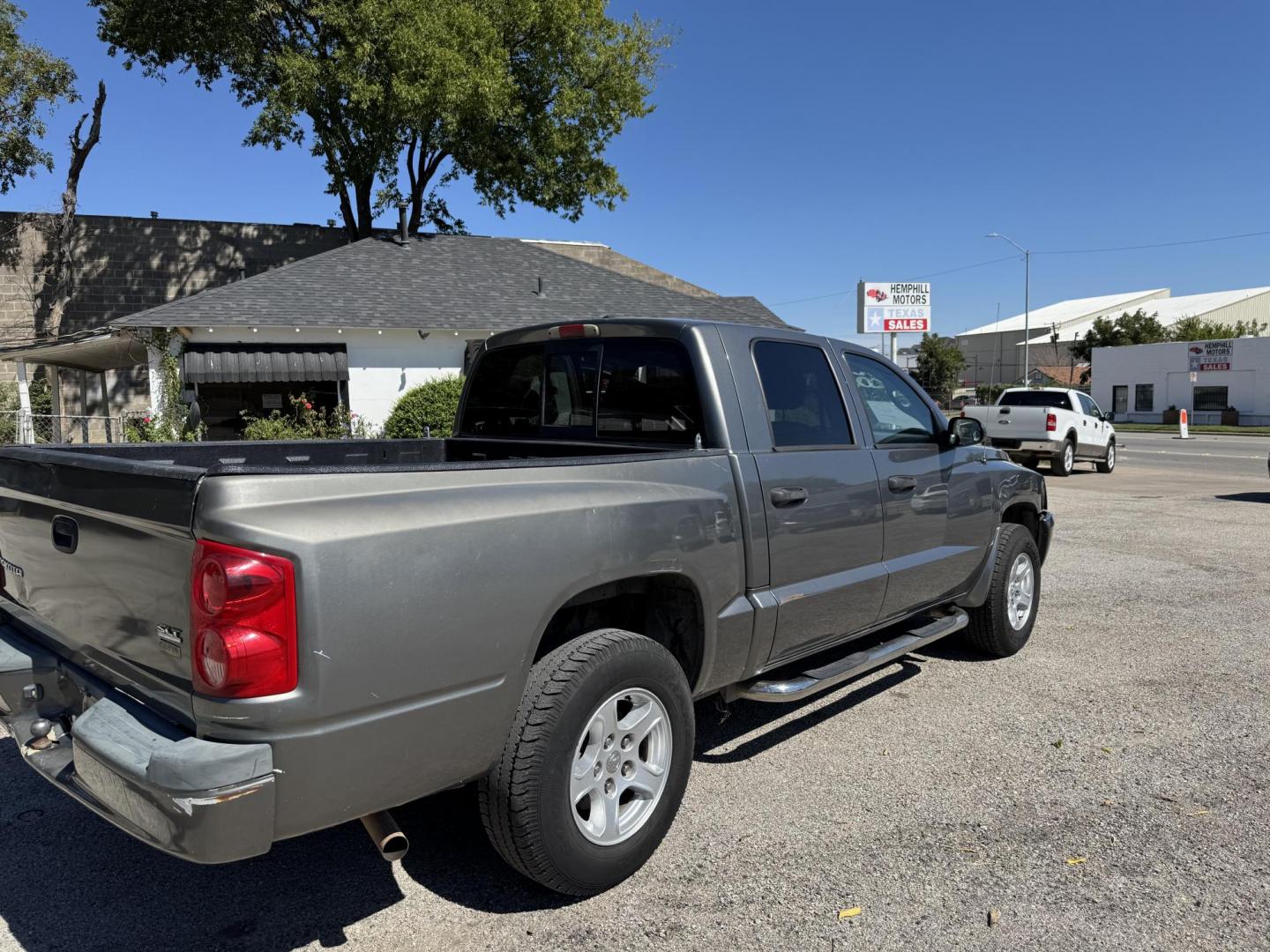 2007 Gray Dodge Dakota SLT Quad Cab 2WD (1D7HE48P37S) with an 4.7L V8 FFV engine, Automatic transmission, located at 3624 Hemphill St., Fort Worth, TX, 76110, (817) 926-8921, 32.696205, -97.331985 - Photo#3