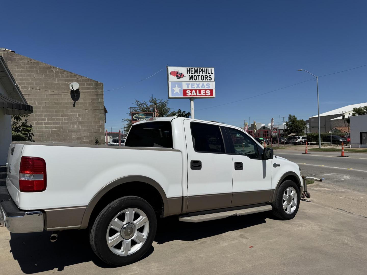 2006 White Ford F-150 Lariat SuperCrew 2WD (1FTPW12516K) with an 5.4L V6 SOHC 16V engine, 4-Speed Automatic Overdrive transmission, located at 3624 Hemphill St., Fort Worth, TX, 76110, (817) 926-8921, 32.696205, -97.331985 - Photo#0